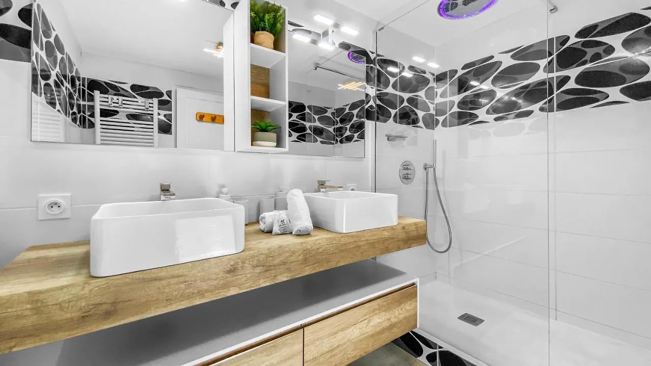 Apartment Homey Earl - Hypercentre - Proche Gare - Sauna Privatif - Balcon Prive - Wifi Gratuit Annecy France